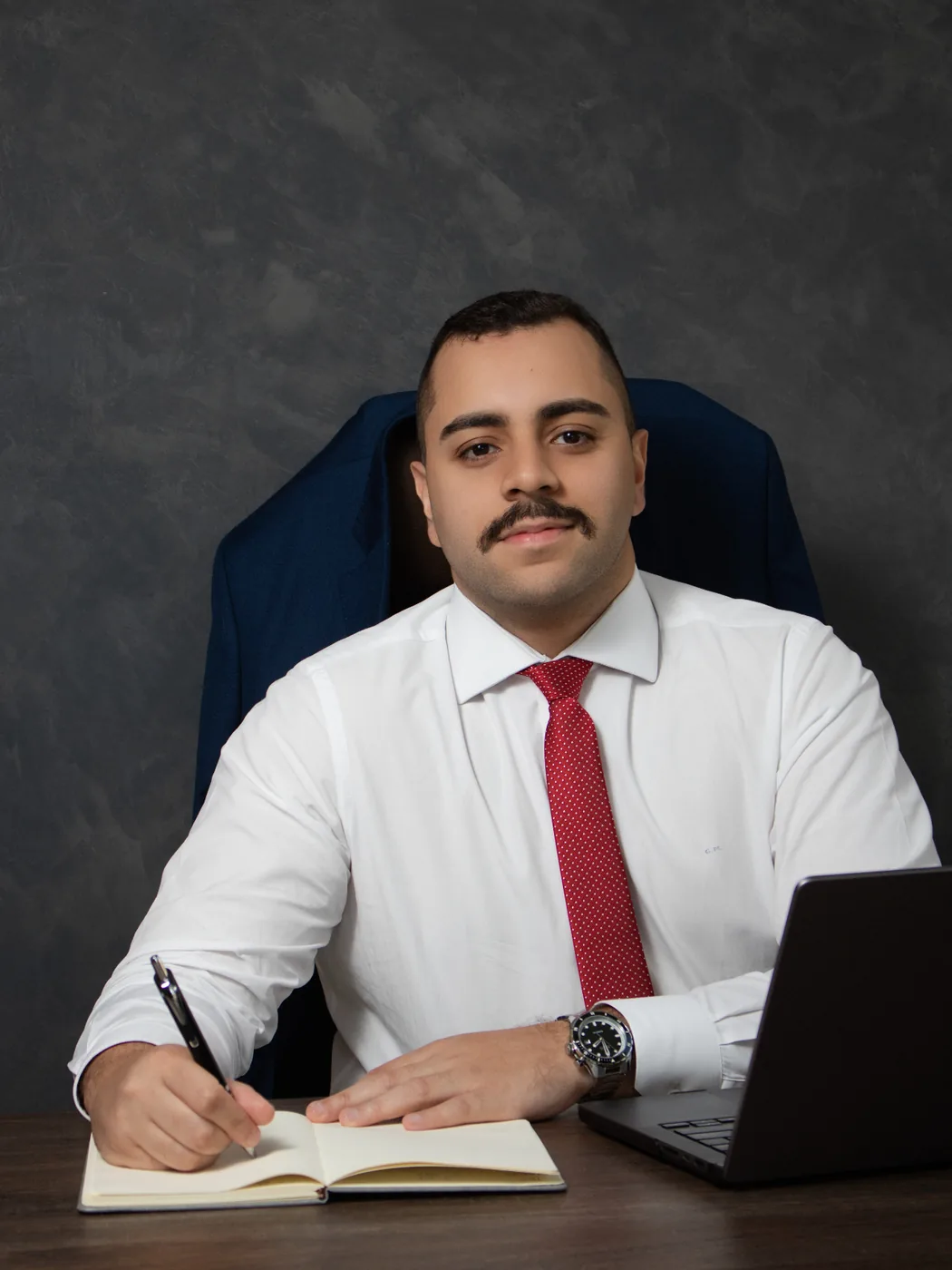 Dr. Guilherme Mesquita em seu escritório